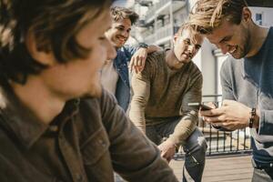 joven negocio personas reunión en un techo terraza foto