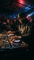 DJ exageraciones arriba multitud con electrizante late foto
