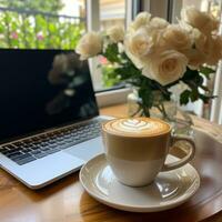 trabajo desde hogar esenciales ordenador portátil y café foto
