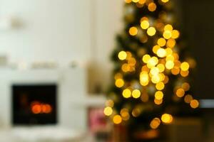 difuminar ligero celebracion en Navidad árbol con blanco pared antecedentes foto