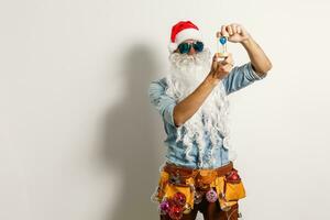 Papa Noel claus vistiendo Gafas de sol. frio Papa Noel foto