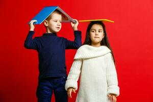 grupo de niños estudio sonriente vistiendo auriculares y invierno ropa foto