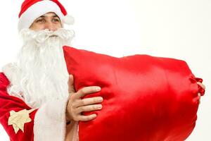 Papa Noel claus participación un regalos en contra blanco antecedentes foto