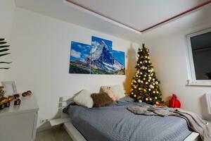 iluminado Navidad árbol decorado en moderno vivo habitación foto