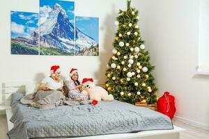 un joven y contento madre y hija en Navidad sombreros foto