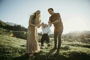 contento familia jugando con pequeño hijo en un excursionismo viaje, schwaegalp, nesslau, Suiza foto