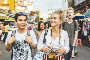 tailandia, bangkok, Khao san camino, retrato de amigos explorador el ciudad foto