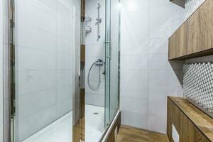 espacioso baño en gris tonos con calentado pisos, entrar ducha, doble lavabo vanidad y tragaluces foto