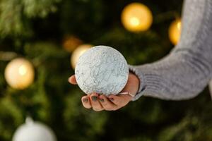 Navidad árbol juguetes en el manos foto