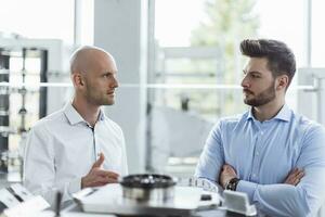 dos hombres que se discute producto en empresa foto