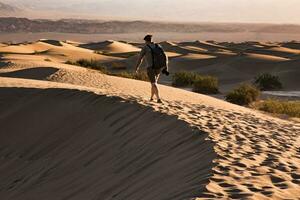 EE.UU, californiano, muerte valle, muerte Valle nacional parque, mezquite plano arena dunas, hombre caminando en duna foto