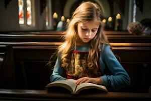 pequeño niña leyendo santo Biblia libro. Adoración a iglesia. foto