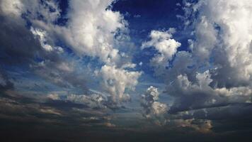 gezwollen wit wolken en blauw lucht tijd vervallen video