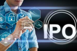 ipo inicial público ofrecimiento Finanzas negocio concepto. empresario tocado ipo icono en virtual comercio pantalla. financiero comercio intercambiar inversión y estrategia tecnología foto