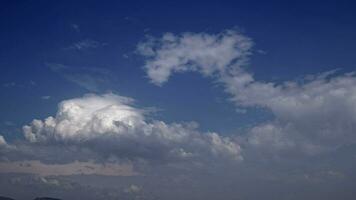 hinchado blanco nubes y azul cielo hora lapso video