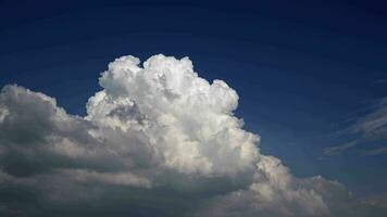 inchado branco nuvens e azul céu Tempo lapso video