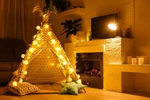 Navidad con regalos cerca un wigwam y un hogar foto