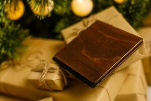 de madera libro con Navidad decoración en de madera antecedentes foto