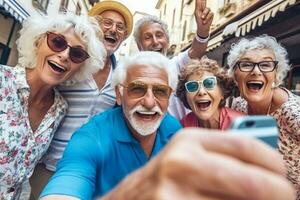 contento grupo de mayor personas sonriente a cámara al aire libre - más viejo amigos tomando selfie Foto con inteligente móvil teléfono dispositivo - vida estilo concepto con pensionistas teniendo divertido juntos generativo ai