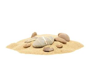 rocas en arena pila aislado en blanco antecedentes y textura foto