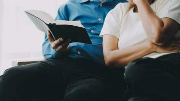 Sénior couple ensemble à Accueil retraite concept en train de lire livre en riant video