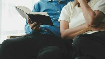 Senior casal juntos às casa aposentadoria conceito lendo livro rindo video