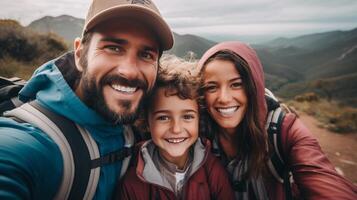 un americano viajero familia tomando selfie en el parte superior de montaña ai generativo foto