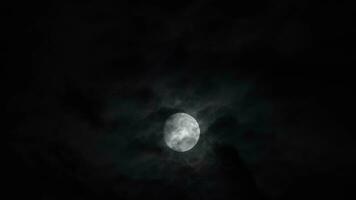 mystérieux plein lune à nuit et foncé des nuages qui passe video