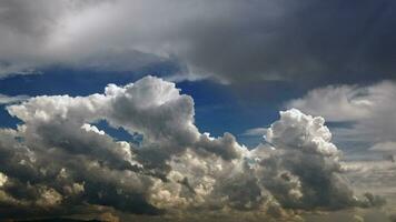 bouffi blanc des nuages et bleu ciel temps laps video