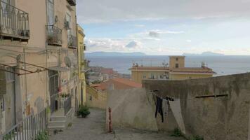 Nápoles esvaziar rua negligenciar a mar, Itália video