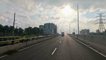 Bangladesh rodovia ultrapassar, vídeo do a esvaziar ultrapassar ponte, tráfego sem congestionamento cidade estrada, comovente curto do a aberto estrada video