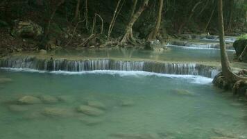 erawan cascata , erawan nacional parque dentro kanchanaburi, Tailândia video