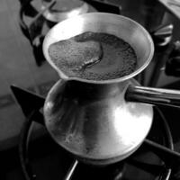 barista preparando una bebida caliente y sabrosa del turco de cobre foto