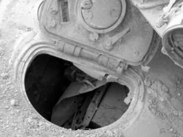 Tanque de vehículo del ejército militar en pistas con barril después de la guerra victoriosa foto