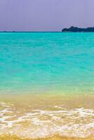 degradado de color en las islas de banco de arena madivaru finolhu rasdhoo atoll maldivas. foto