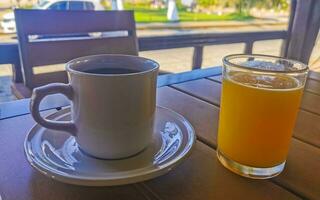 taza de americano negro café y naranja jugo restaurante México. foto