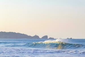 Extremadamente enormes grandes olas surfista playa la punta zicatela méxico. foto