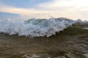 hermoso paisaje panorama olas fuertes playa bentota en sri lanka. foto