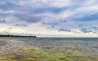 playa tropical mexicana agua turquesa clara playa del carmen mexico. foto