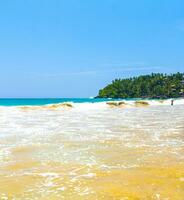 hermosa paraíso tropical playa olas palmas mirissa playa sri lanka. foto