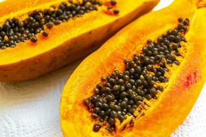 súper delicioso papaya Fruta en blanco antecedentes en capa ciudad. foto