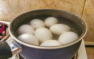 hervir huevos difícil o suave en negro maceta en México. foto