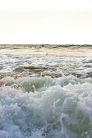 hermoso paisaje panorama olas fuertes playa bentota en sri lanka. foto