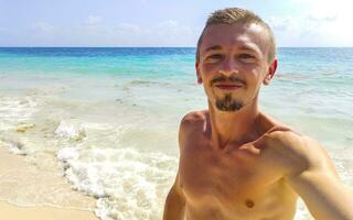 masculino turista de viaje hombre tomando selfie playa del carmen México. foto