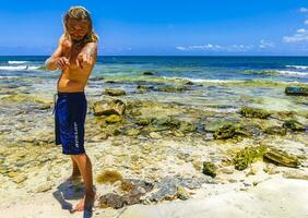 masculino turista de viaje hombre posando modelo playa del carmen México. foto