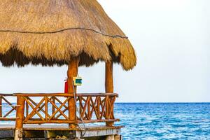 tropical caribe playa claro turquesa agua embarcadero playa xcalacoco México. foto