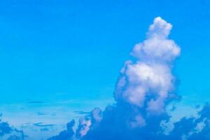 Formación de nubes explosivas cúmulos en el cielo de México. foto