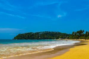 hermosa paraíso tropical playa olas palmas mirissa playa sri lanka. foto