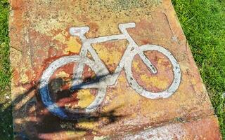 bicicleta símbolo firmar en suelo de un bicicleta carril México. foto