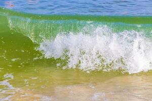 olas en la playa tropical mar caribe agua clara turquesa méxico. foto